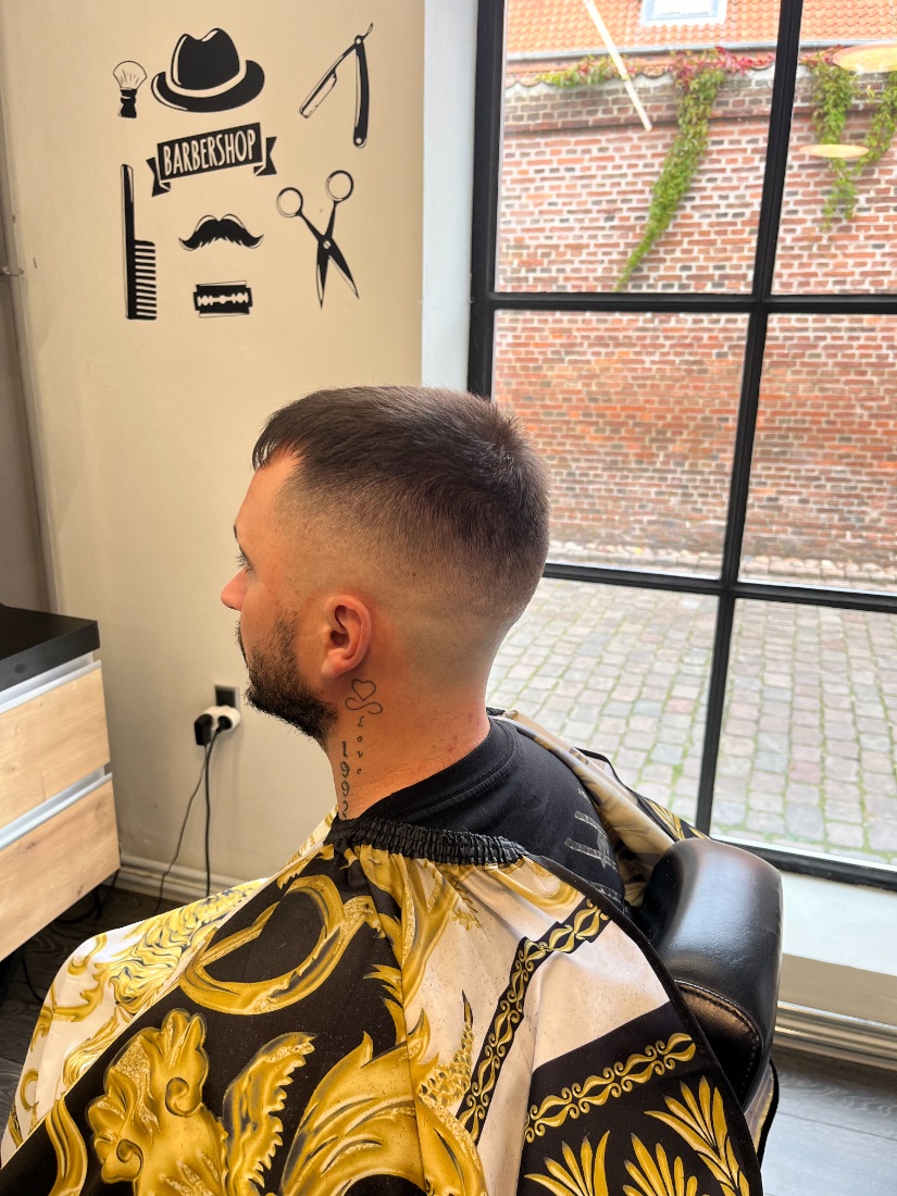 Skin fade set fra siden