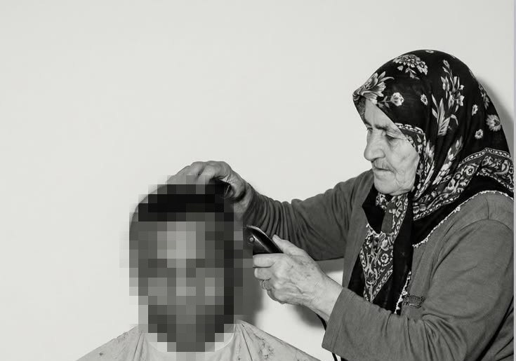 Ældre kvinde i tørklæde klipper en mand med maskine